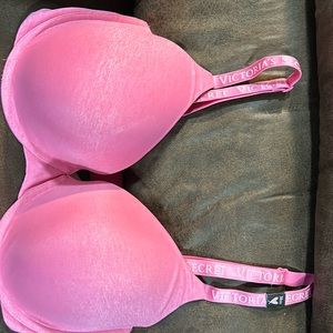 New Victoria Secret Lightly Lined T-Shirt Bra Pink